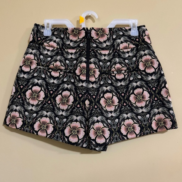 Alice + Olivia NWOT Donald High Rise Shorts in Black/Peach Promise Floral Size 6 - Picture 7 of 16